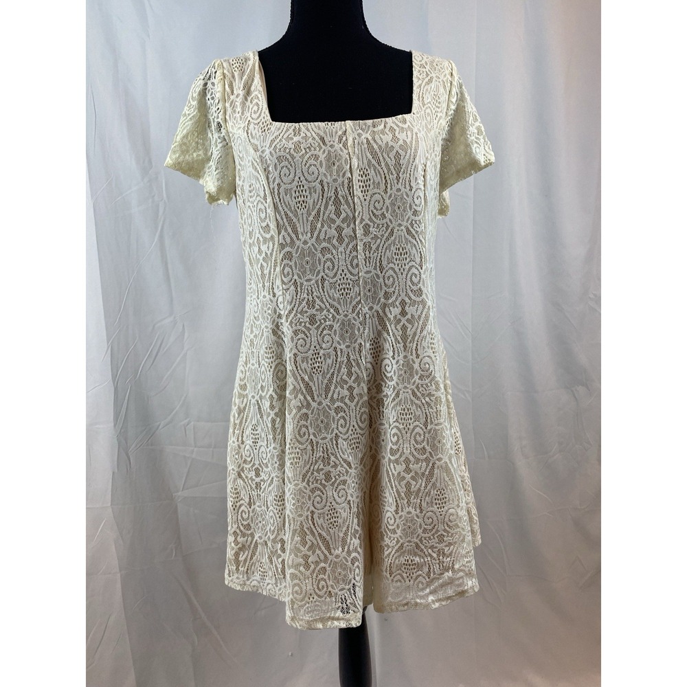 Forever 21+ Cream Romper Juniors Plus‎ Size 0X Lace Up Back
